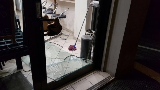 Santa Croce: tentano di sfondare due bar-tabacchi con una Fiat Punto