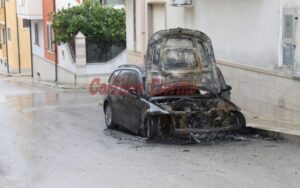 L'auto incendiata