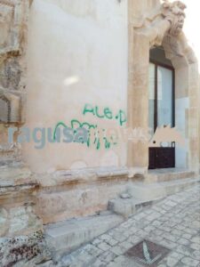 Palazzo Beneventano deturpato dai vandali