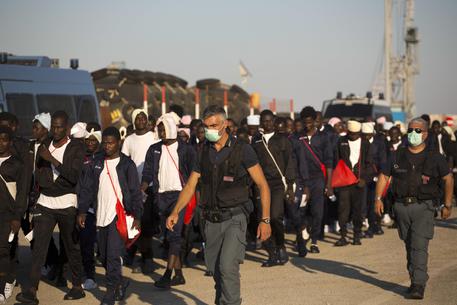 Migranti: 280 arrivati in porto Augusta