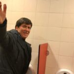 Gianni Morandi fa la pipì