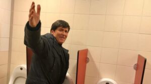 Gianni Morandi fa la pipì