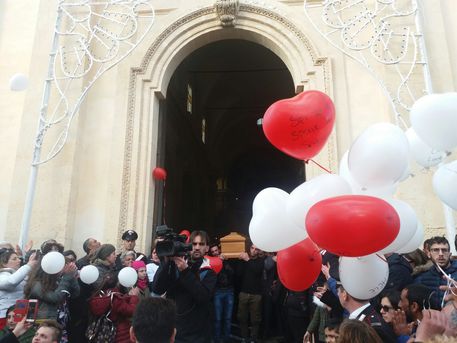 Ventenne uccisa: tutto paese a funerali
