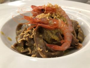 Tagliatelle al cacao con gambero rosso, bottarga e crema di favette
