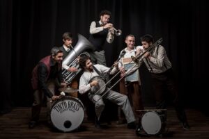 tinto brass street band