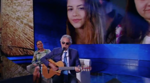 Bocelli canta con la chitarra