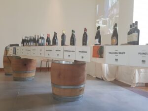 Il Giro d’Italia fa tappa a Caltagirone e brinda con il Cerasuolo