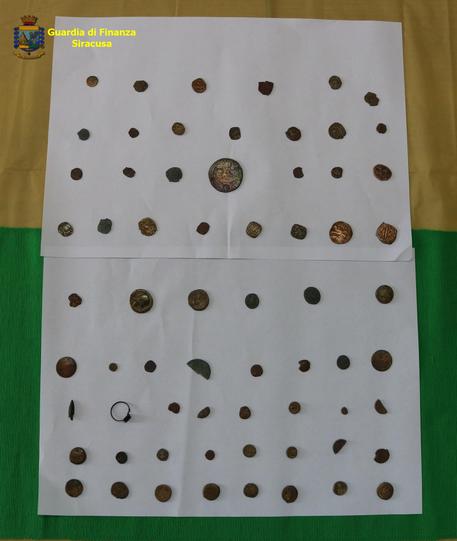 Trova monete antiche, le consegna a Gdf