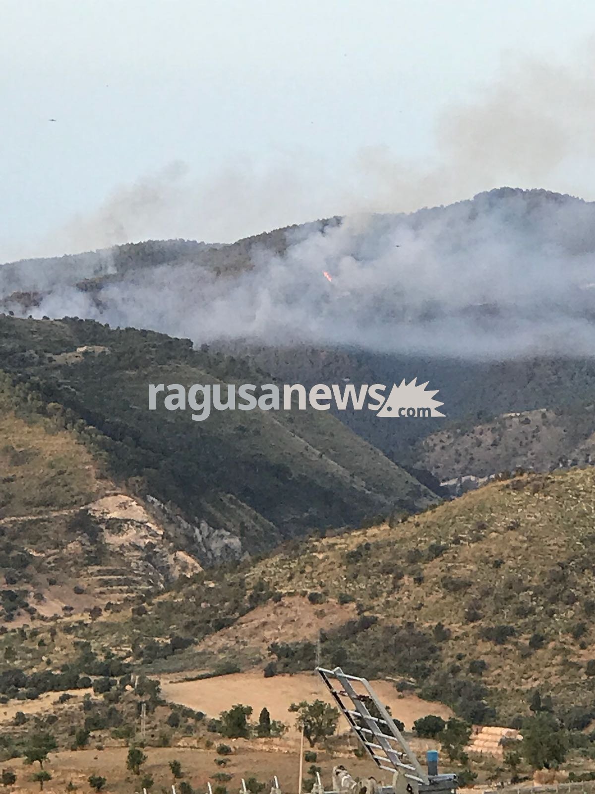 Riprende incendio a Monterosso Almo Riprende incendio a Monterosso Almo