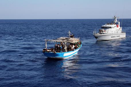 Migranti, sbarco 59 pakistani ad Augusta