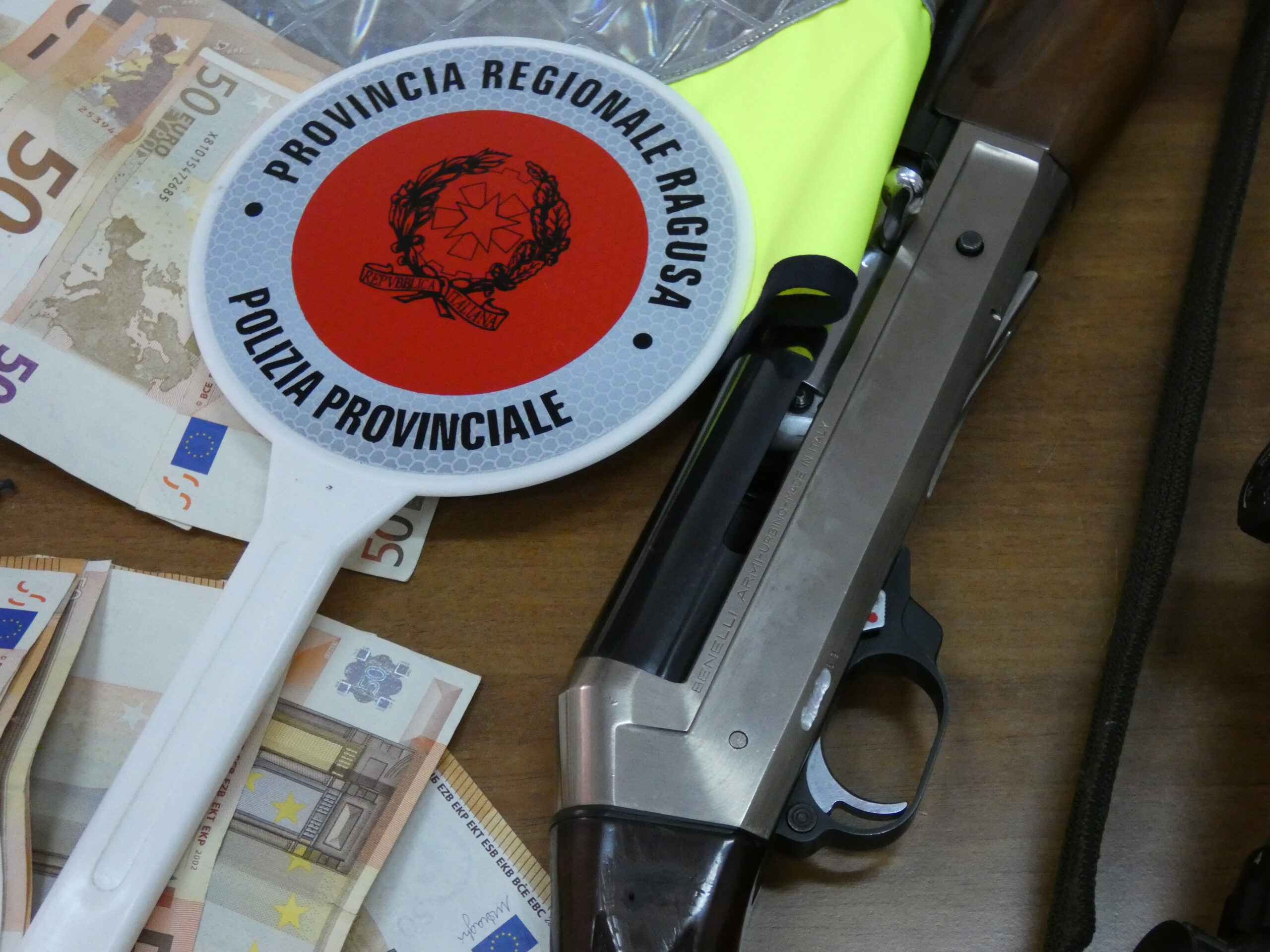 Con la pistola e 4 mila euro addosso, arrestato 32enne