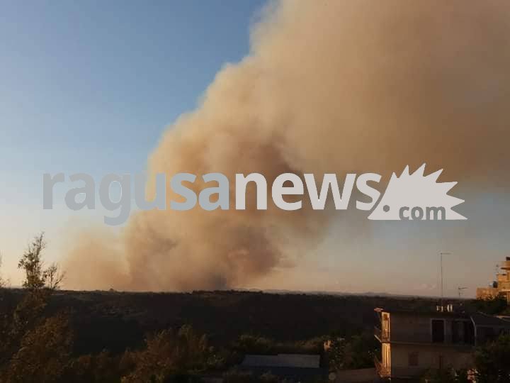 Acate: gravissimo incendio al bosco di San Pietro