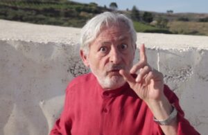 Leo Gullotta sul cretto di Burri