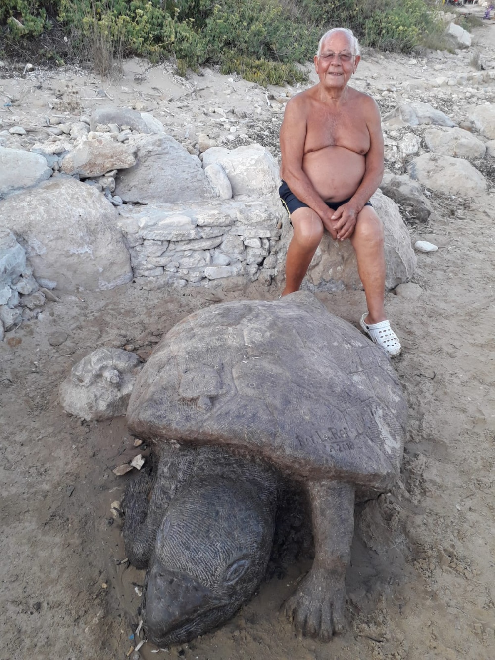 Le sculture in spiaggia di Raffaele La Raffa