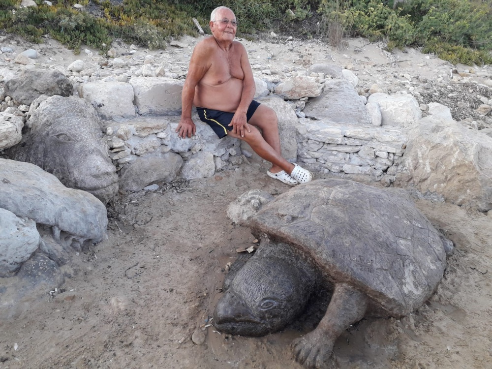 Scolpisce le pietre della spiaggia, bloccato dalla Soprintendenza