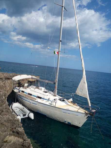 Migranti su barca a vela, presi scafisti