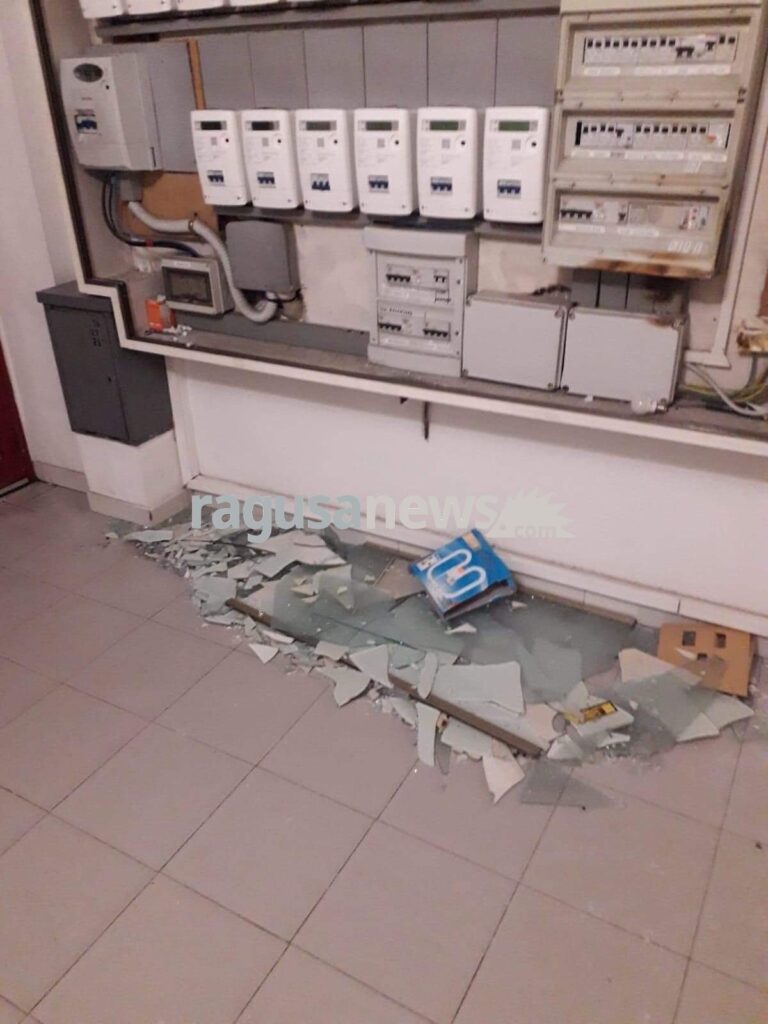 Ha tentato di appiccare il fuoco ai contatori Enel di un palazzo