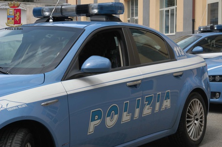 Uccisa a coltellate sulla porta di casa