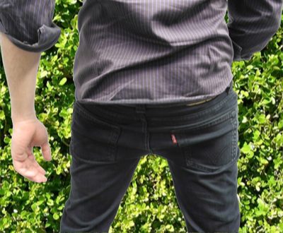 Esibizionista si abbassa i pantaloni davanti a un bambino