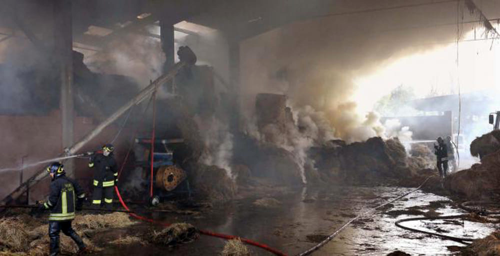 Acate, fulmine colpisce stalla e la incendia