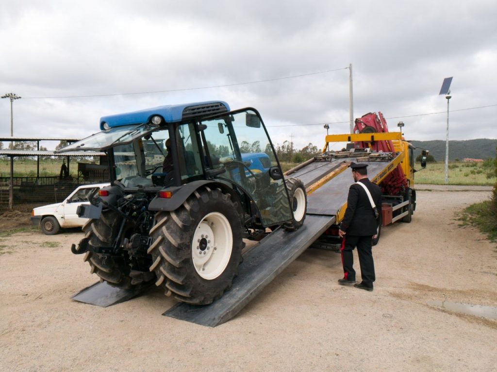 I carabinieri sventano il furto di un trattore
