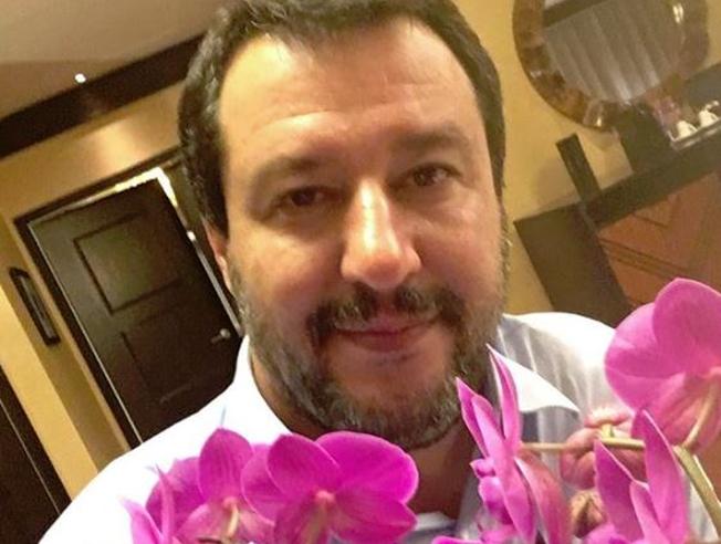 Un uomo perseguita Elisa