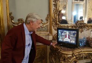 Leo Gullotta guarda lo spot