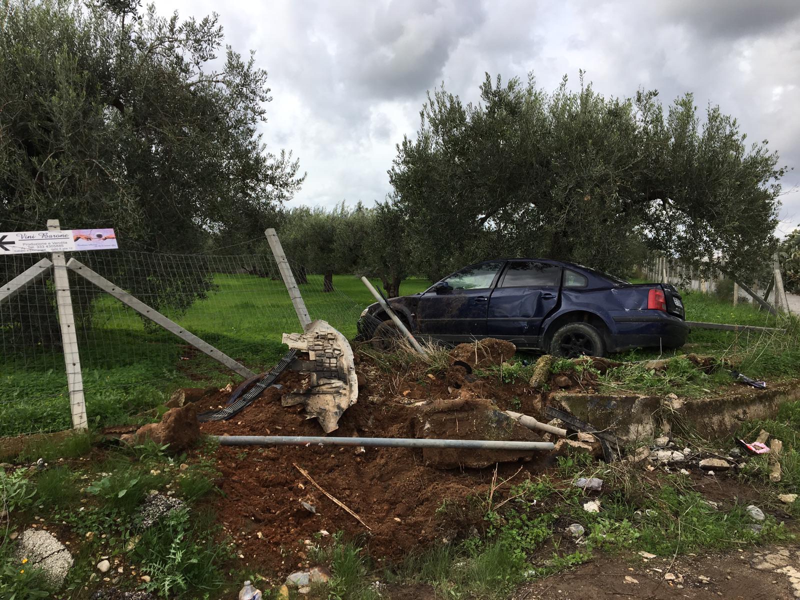 Incidente con tre feriti e auto sotto gli alberi
