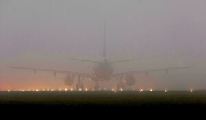 Aereo nella nebbia