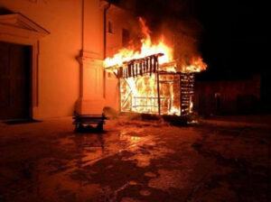 Il presepe incendiato
