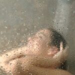 Nuda nella doccia