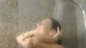 Nuda nella doccia