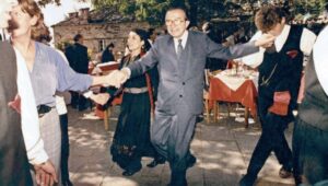 Giulio Andreotti balla