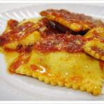 Ravioli ricotta e sugo