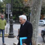 Mattarella davanti la sua casa palermitana