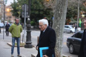 Mattarella davanti la sua casa palermitana