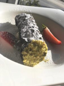 Il cannolo di ricotta al nero di seppia
