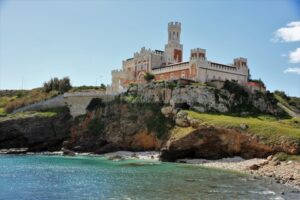 Il tratto di costa davanti Castello Tafuri