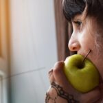 Mangiare la frutta con la buccia