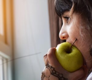 Mangiare la frutta con la buccia