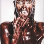 Donna coperta di cioccolato
