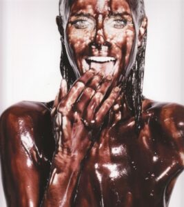 Donna coperta di cioccolato