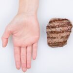Pesare il cibo con le mani