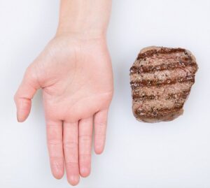 Pesare il cibo con le mani