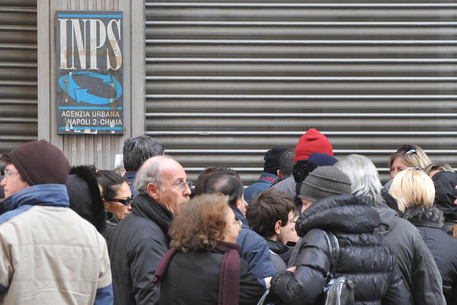 Truffa all’Inps: false assunzioni per indennità,4 denunciati