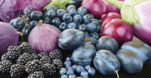La frutta e verdura blu e viola