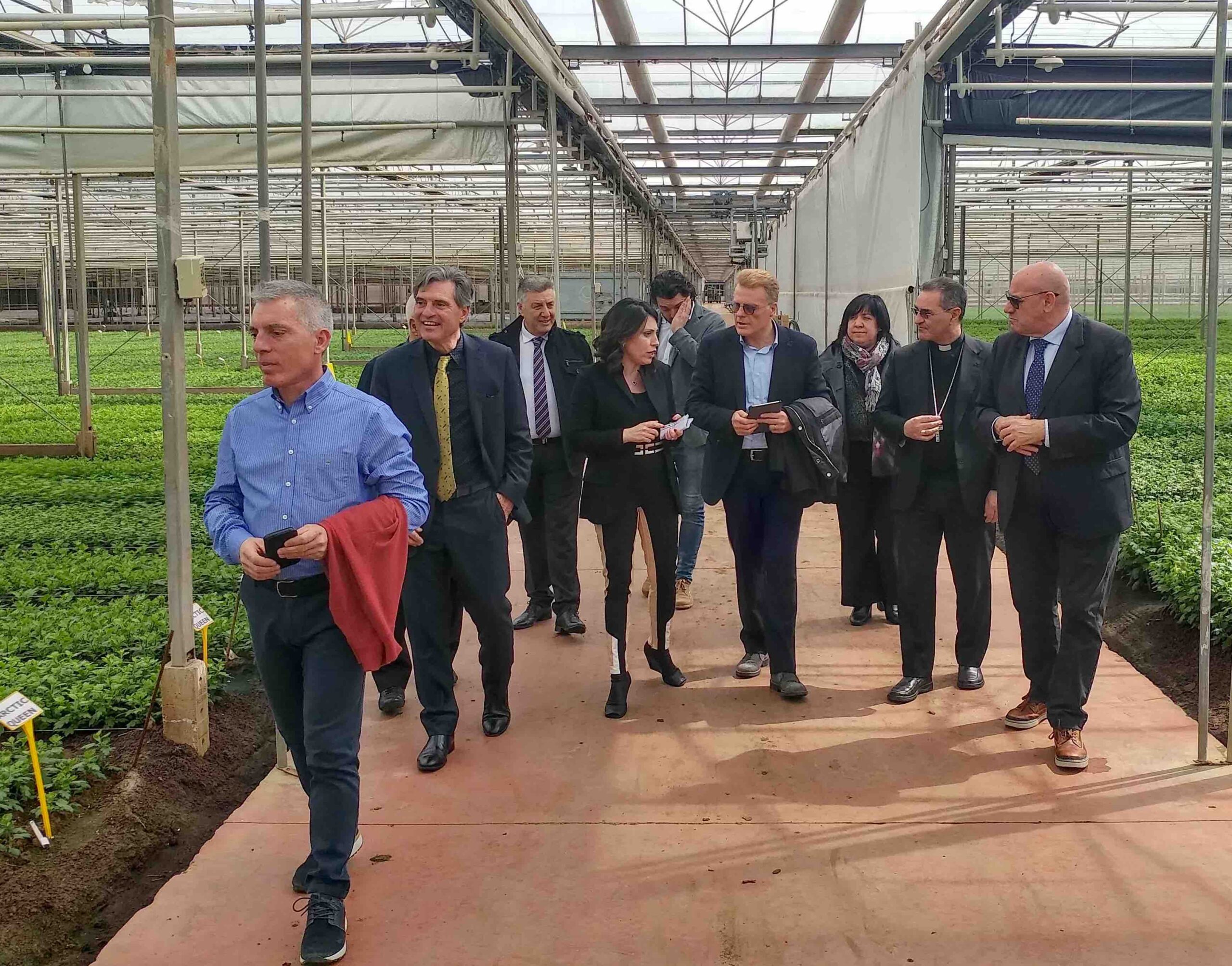 Il Vescovo di Ragusa nella serra dei fiori di Acate