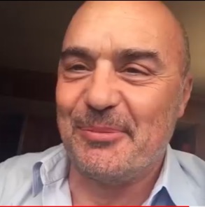 Un vago accento napoletano