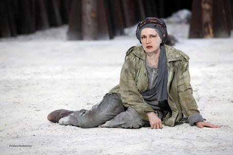 Teatro: Siracusa, “Troiane” sullo sfondo di un bosco morto