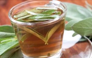 L’infuso di salvia per avere un ventre piatto